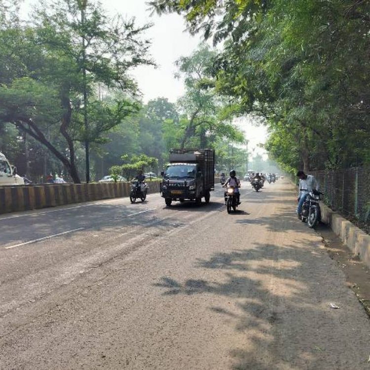 इंदौर में बादलों और रिमझिम से राहत:24 घंटों में 2 डिग्री गिरा रात का तापमान; दो दिन ऐसा ही रहेगा मौसम