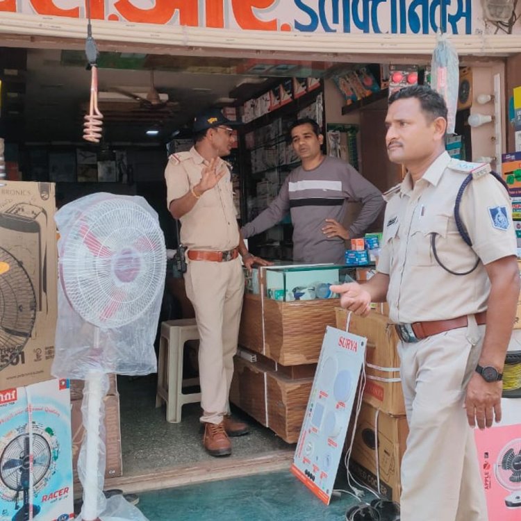 यातायात पुलिस की दुकानदारों को हिदायत:नियमों का पालन करें, प्रतिष्ठानों में लगवाएं सीसीटीवी, ओटलों के नीचे न रखें सामग्री