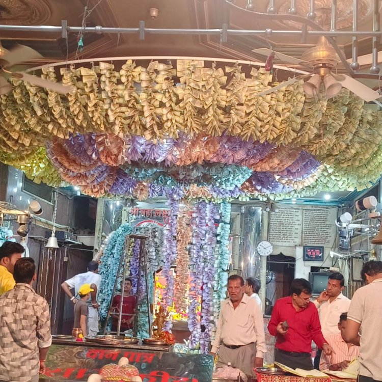 महालक्ष्मी मंदिर में नोटों के साथ आ रही विदेशी मुद्रा:सजावट के लिए आए 70 लाख रुपए के नोट, मंदिर को रोशनी से सजाया