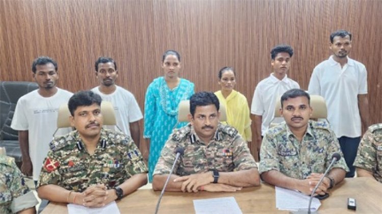 24 लाख के इनामी 6 नक्सलियों ने किया सरेंडर