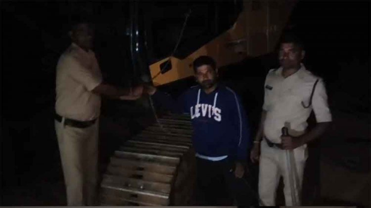 छत्तीसगढ़-गरियाबंद के रेत घाट में माफिया पर शिकंजा, खनिज अमले ने टार्च की रोशनी से ढूंढे दो चेन माउंटेन