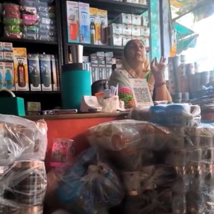 प्रशासनिक सख्ती देखकर व्यापारियों ने बदला पटाखे बेचने का तरीका:प्लास्टिक और क्रॉकरी दुकानों से चल रहा अवैध व्यापार; VIDEO वायरल