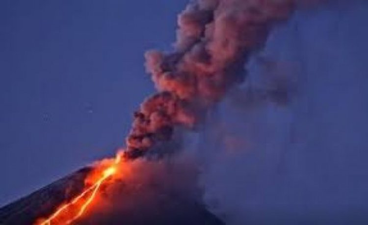 इंडोनेशिया के माउंट मारापी में ज्वालामुखी विस्फोट, दूर तक फैला लावा