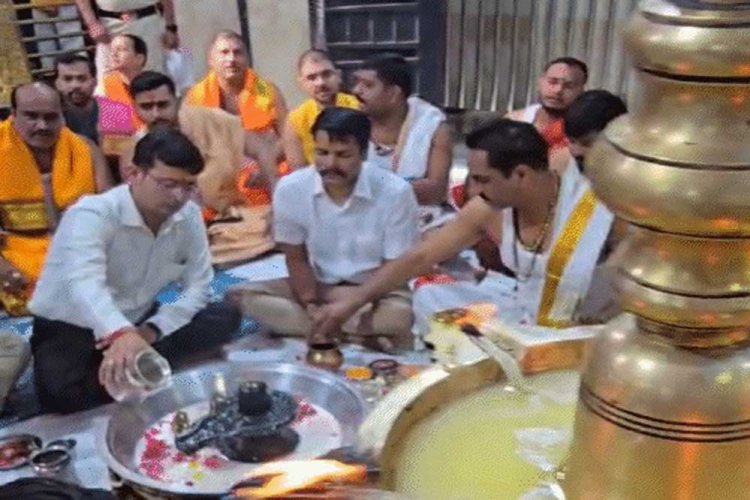 राष्ट्र में सुख समृद्धि के लिए चांदी के सिक्के से हुई महाकाल की महापूजा