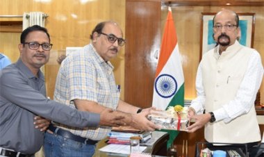 राज्यपाल श्री डेका से लोक निर्माण विभाग के अधिकारियों ने मुलाकात कर ऑल इंडिया रोड कांग्रेस के अधिवेशन हेतु आमंत्रण दिया