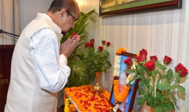 राज्यपाल श्री डेका ने भारत रत्न डॉ. भूपेन हजारिका की पुण्यतिथि पर उन्हें किया नमन