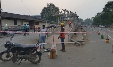 निर्माण सामग्री डंपिंग के लिए उर्दू स्कूल मैदान की घेराबंदी