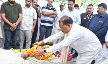 मुख्यमंत्री श्री विष्णु देव साय ने पूर्व राज्यसभा सांसद स्वर्गीय श्री गोपाल व्यास के अंतिम दर्शन में शामिल होकर दी भावभीनी श्रद्धांजलि