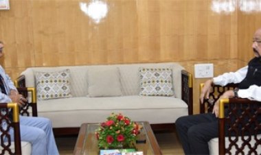 राज्यपाल श्री डेका से छत्तीसगढ़ राज्य मानवाधिकार आयोग के अध्यक्ष ने सौजन्य भेंट की