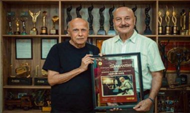 महेश भट्ट ने अनुपम खेर को 40 साल पुराना सारांश का विशेष पोस्टर भेंट किया