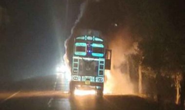 छत्तीसगढ़-कवर्धा में सरसों तेल से भरे ट्रक में लगी आग, चालक-परिचालक ने कूदकर बचाई जान