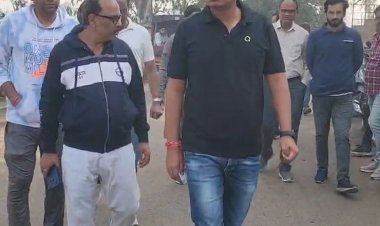 स्वच्छता अभियान, कलेक्टर ने शहर में पैदल भ्रमण किया:साफ सफाई के दिए निर्देश; मुखर्जी नगर कॉलोनी में कूड़े के ढेर को देखकर भड़के