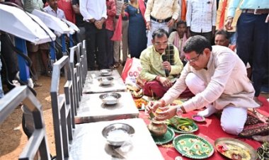 सांकरा उपार्जन केंद्र में राजस्व मंत्री श्री टंक राम वर्मा ने धान खरीदी का किया शुभारम्भ