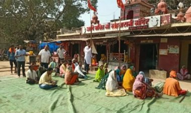 मंदिर तोड़ने पहुंचा प्रशासन, नाराज ग्रामीण धरने पर बैठ गए