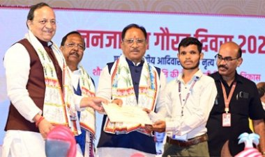 मुख्यमंत्री विष्णु देव साय ने चित्रकला प्रतियोगिता के प्रतिभागियों को किया पुरस्कृत