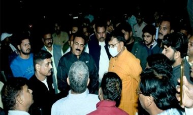 लगातार दूसरे दिन बरा गांव में रात्रि चौपाल लगाकर किया समस्याओं का समाधान