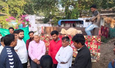 घर से 10 फीट दूर युवक ने लगाई फांसी:हॉस्पिटल में डॉक्टरों की पैनल ने किया पीएम; मौके पर पहुंचा पुलिसबल