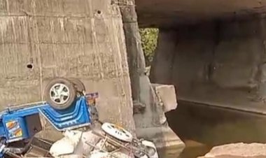 अधूरे पुल से गिरा ई-रिक्शा, एक गंभीर इंदौर रेफर:प्याज के कट्टे लादकर मंडी जा रहा था; खंडवा-कालमुखी हाईवे पर हादसा