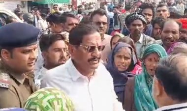 टीकमगढ़ में किसानों ने लगाया जाम:डीएपी नहीं मिलने से नाराज होकर किया प्रदर्शन, एसडीएम ने दो दिन बाद डीएपी उपलब्ध कराने का दिया भरोसा