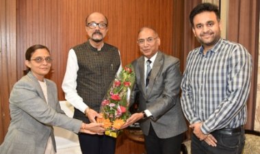 राज्यपाल रमेन डेका से राज्य उपभोक्ता विवाद प्रतितोष आयोग के अध्यक्ष चौरड़िया ने सौजन्य भेंट की