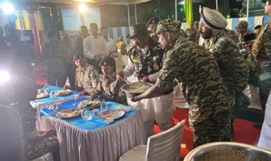 मुख्यमंत्री विष्णुदेव साय ने जवानों को परोसा भोजन