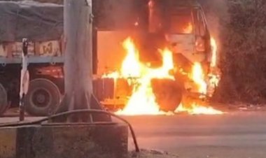 सीमेंट से भरे ट्राले के केबिन में लगी आग:ड्राइवर-क्लीनर ने कूदकर बचाई जान; 500 मीटर दूर ही था फायर स्टेशन, इसलिए जल्दी पहुंची फायर ब्रिगेड