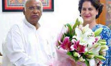 खरगे से मिली प्रियंका, जताया वायानाड के लोगों का आभार