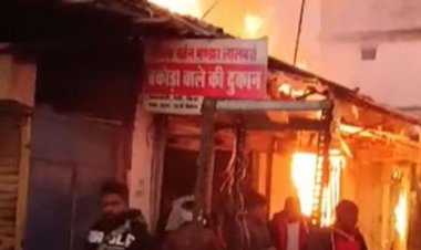 बालाघाट के लालबर्रा में पांच दुकानों में लगी आग:दमकल और स्थानीय लोगों ने पाया काबू, दुकानदारों को लाखों रुपए का हुआ नुकसान