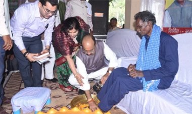 उपमुख्यमंत्री ने सफाई कर्मचारियों के पखारे पांव