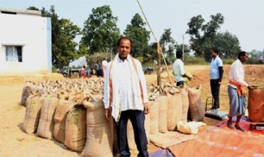 धान बेचकर किसानों के चेहरे में रौनक