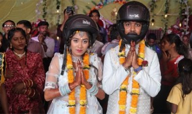 जीवनसाथी को सगाई में अंगूठी के साथ हेलमेट पहनाया