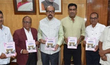 राज्यपाल डेका से अपना घर आश्रम रायपुर के अध्यक्ष ने की सौजन्य भेंट