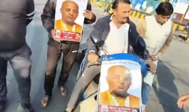 बांग्लादेश के पीएम का पुतला गाड़ी से बांधकर घसीटा:इंदौर में कांग्रेस ने चिन्मय प्रभु की रिहाई के लिए किया प्रदर्शन; कहा-बीजेपी चुप क्यों