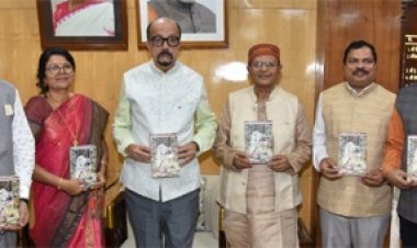 राज्यपाल डेका ने एक छात्र का मुकदमा पुस्तक का किया विमोचन