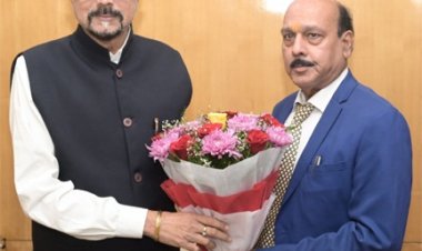 राज्यपाल डेका से छत्तीसगढ़ राज्य मानवाधिकार के सदस्य  मिश्रा ने सौजन्य भेंट की