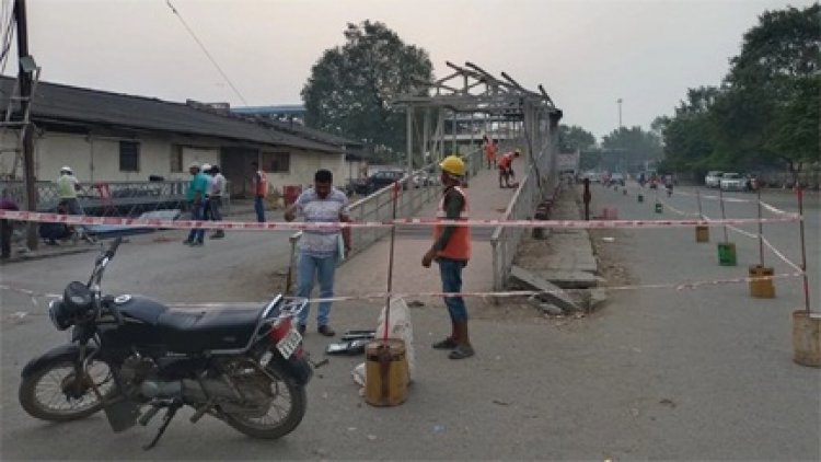 निर्माण सामग्री डंपिंग के लिए उर्दू स्कूल मैदान की घेराबंदी