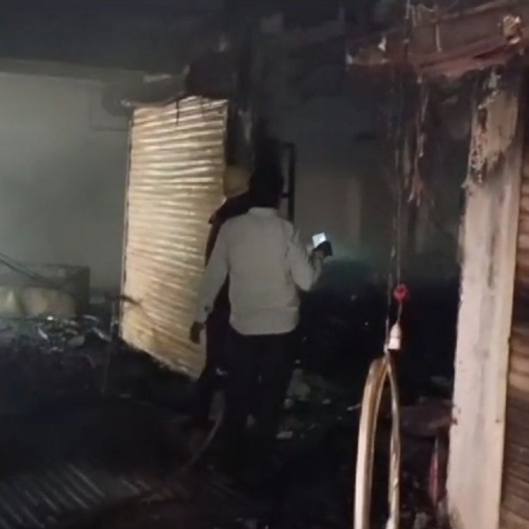 सुपर मार्केट की कपड़ा दुकानों में लगी आग:देर रात दमकल ने पाया आग पर काबू; दो शॉप्स को सबसे ज्यादा नुकसान