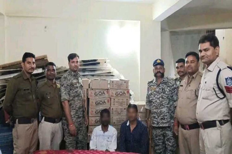 पुलिस ने अवैध शराब के भंडारण में मारा छापा, 550 लीटर शराब एवं स्कूटी जब्त,  दो आरोपी  गिरफ्तार