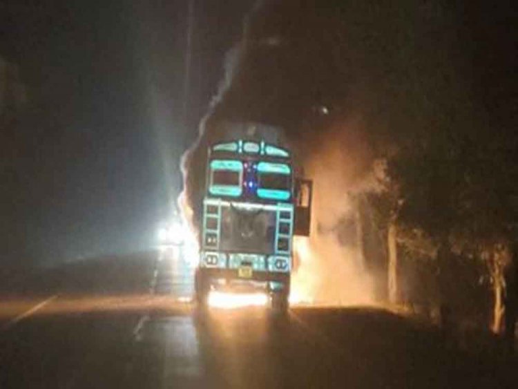 छत्तीसगढ़-कवर्धा में सरसों तेल से भरे ट्रक में लगी आग, चालक-परिचालक ने कूदकर बचाई जान