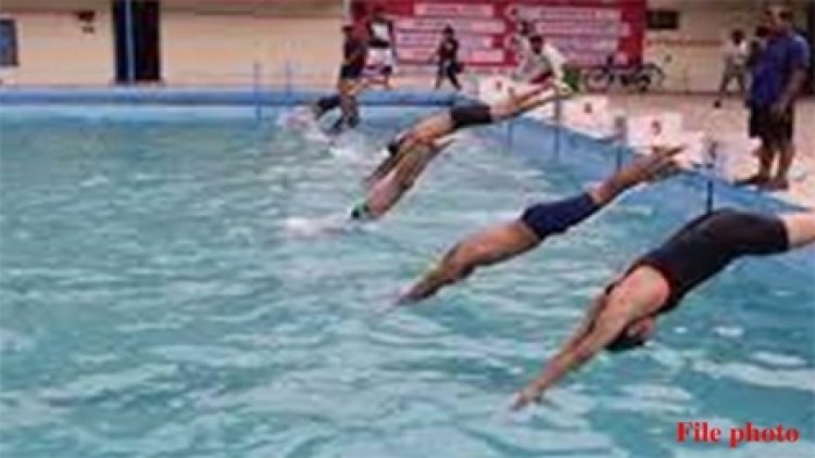 जर्जर हो चुके उद्यान के ओपन जिम में कई तरह की दिक्कतों के बीच करना पड़ रहा व्यायाम