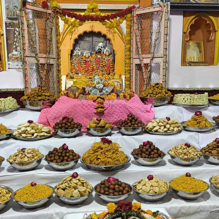 नरसिंहगढ़ के श्रीझाली जी और जमात मंदिर में मनाई गोपाष्टमी:भगवान को लगाए 56 भोग, महिला मंडली ने दी भजनों की प्रस्तुति