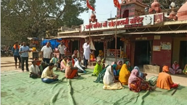 मंदिर तोड़ने पहुंचा प्रशासन, नाराज ग्रामीण धरने पर बैठ गए