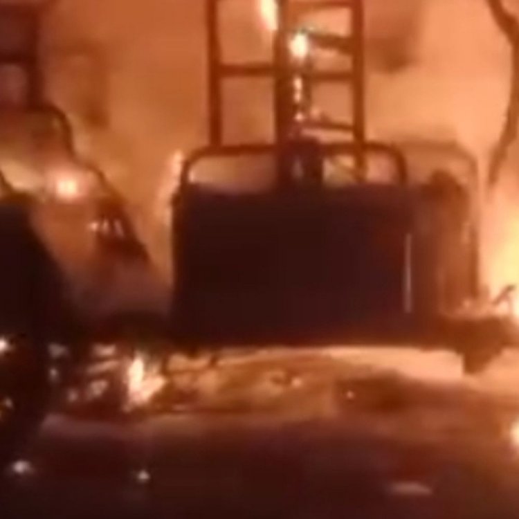 बाड़े में लगी आग से दो एसयूवी सहित ई-रिक्शा जला:शॉर्ट सर्किट के कारण हुए हादसे में बोलेरो जलकर खाक हुई; गांव वालों की मदद से बुझाई