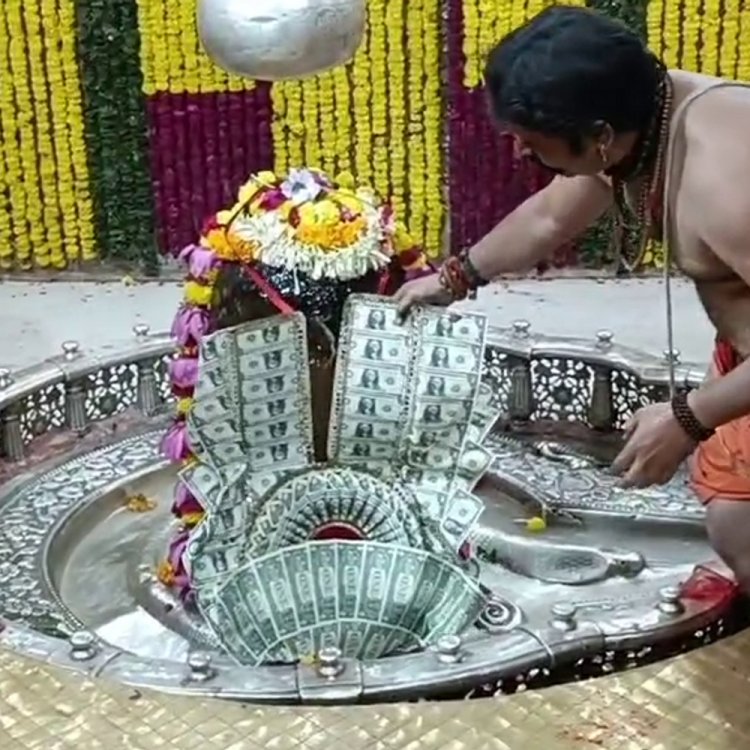 भगवान महाकाल को अमेरिकन डॉलर की माला चढ़ाई:एक डॉलर के 200 से ज्यादा नोट लगे हैं माला में, गुप्त दान के चलते भक्त की जानकारी नहीं