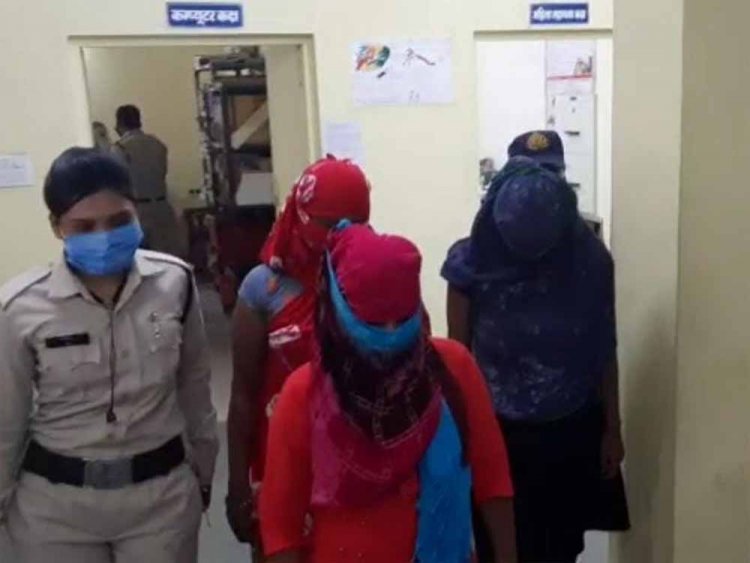 शहर के पॉश एरिया आनंद नगर स्थित एक मकान में देह व्यापार करते हुए चार महिलाओं को पुलिस ने गिरफ्तार किया