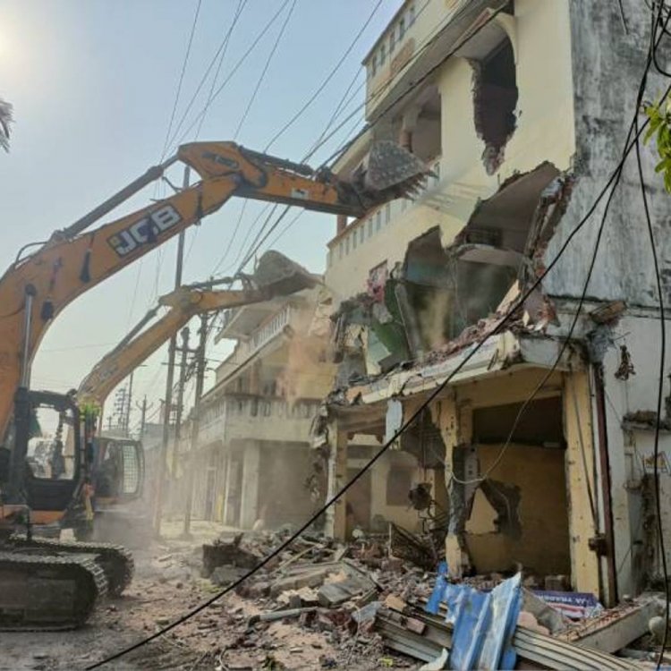 रोड निर्माण में बाधक मकान हटाने की कार्यवाही शुरू:30 मीटर चौड़ी होगी इंदौर की टिगरिया बादशाह रोड; ट्रैफिक सुगम होगा