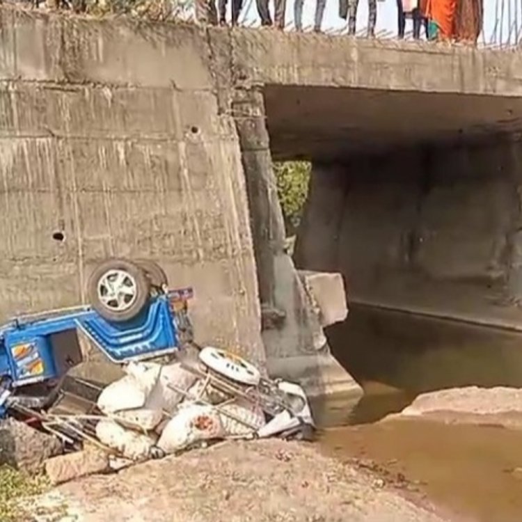 अधूरे पुल से गिरा ई-रिक्शा, एक गंभीर इंदौर रेफर:प्याज के कट्टे लादकर मंडी जा रहा था; खंडवा-कालमुखी हाईवे पर हादसा