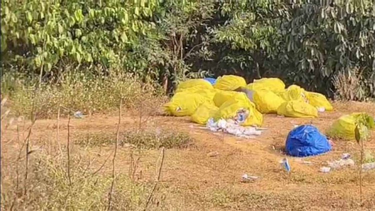 अस्पतालों से निकलने वाला बायो मेडिकल वेस्ट नेशनल हाइवे किनारे फेंका