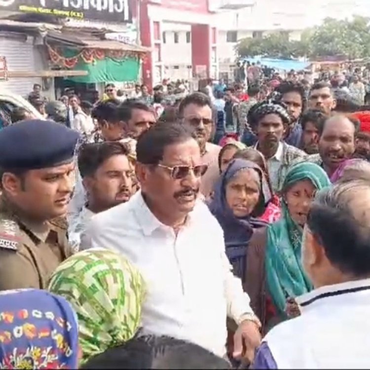 टीकमगढ़ में किसानों ने लगाया जाम:डीएपी नहीं मिलने से नाराज होकर किया प्रदर्शन, एसडीएम ने दो दिन बाद डीएपी उपलब्ध कराने का दिया भरोसा