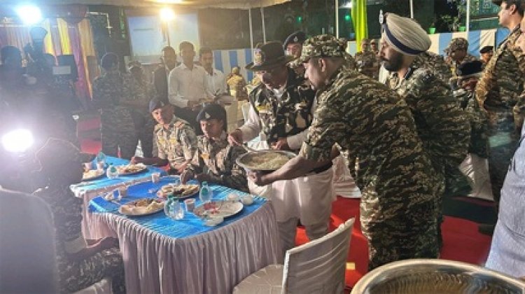मुख्यमंत्री विष्णुदेव साय ने जवानों को परोसा भोजन